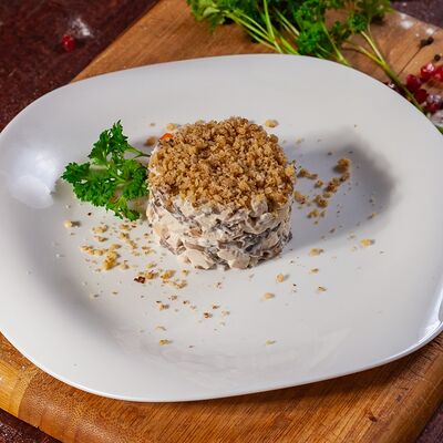 Салат из курицы с грецкими орехами в Кристалл палас по цене 420