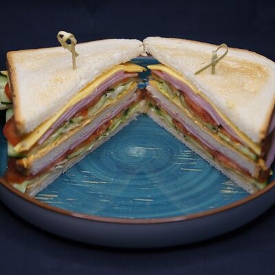 Клаб сэндвич с ветчиной в Пойдем зайдем по цене 490 ₽