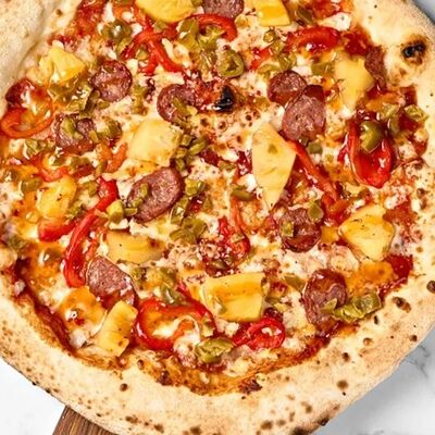 Пицца Сальсичча с колбасками и ананасом в Mikemolly по цене 900 ₽