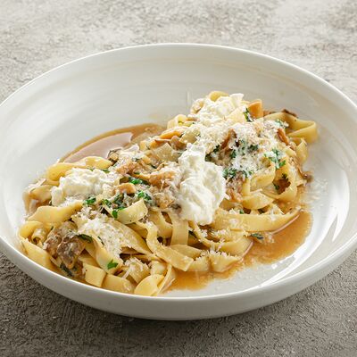 Фетучини с белыми грибами и страчателлой в Welcome по цене 930 ₽
