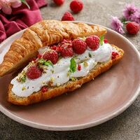 Круассан с малиной и взбитыми сливками в Маймун