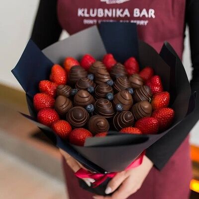 Букет из клубники в шоколаде Строгий M в Klubnika Bar по цене 4490