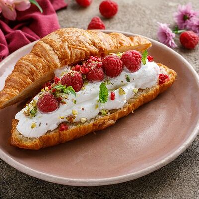 Круассан с малиной и взбитыми сливками в Маймун по цене 350