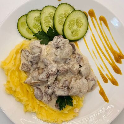 Сердечки куриные в сливочном соусе с гарниром в Перчим & солим по цене 540 ₽