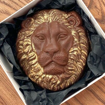 Молочный шоколад Лев в Verria Chocolate - клубника в шоколаде по цене 700 ₽