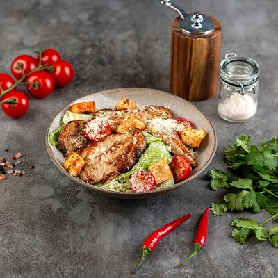 Салат Цезарь с курицейв Manny's Burger по цене 750 ₽