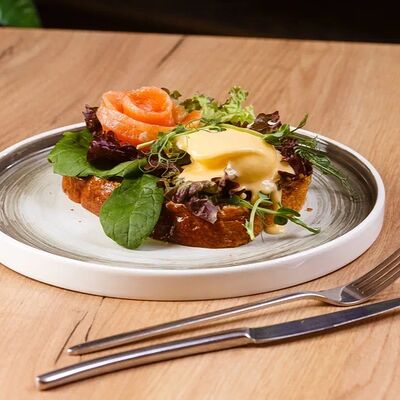 Сырный бенедикт с лососем в THE ZAVTRAK по цене 1015 ₽