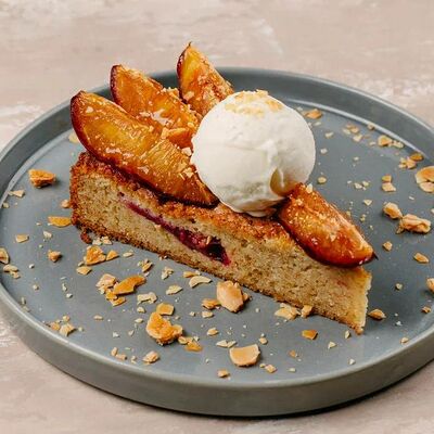 Пирог со сливой и мороженым в Мадьяр-Гриль по цене 520 ₽