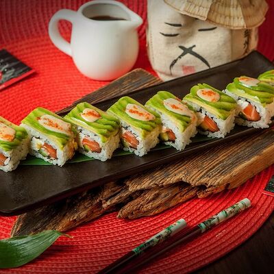 Ролл с лососем и авокадо в Рыбин Гуд Sushi Premium по цене 888 ₽