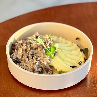 Бефстроганов из говядины с картофельным пюре в Брускетта по цене 730 ₽