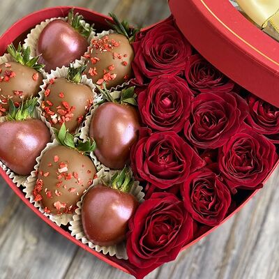 Клубника в шоколаде и розы в коробке в форме сердца в Buketonline - Съедобные букеты и клубника в шоколаде по цене 5940 ₽