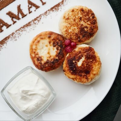 Сырники со сметаной в у МАМАN по цене 490 ₽