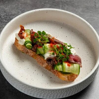 Брускетта с ростбифомв Everest Sochi по цене 980 ₽