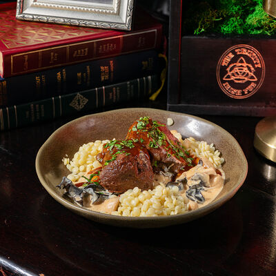 Томленые телячьи щечки с птитимом в слив.-грибном соусе в Ирландский паб Тринити по цене 890 ₽