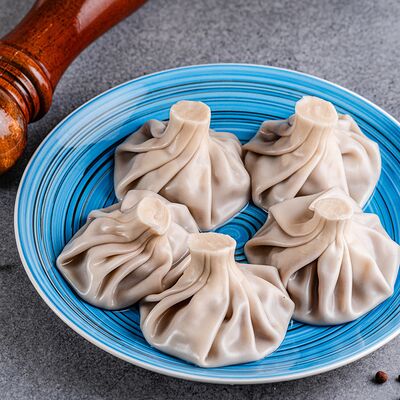 Хинкали свино-говяжьи в Три Кувшина по цене 600 ₽