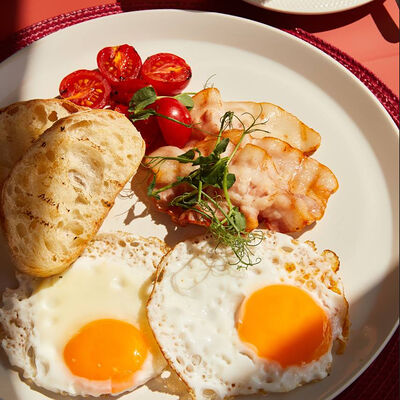 Глазунья с томатами в Плюшка по цене 390 ₽