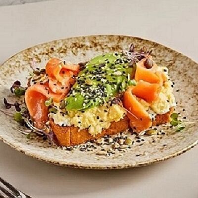 Бриош с лососем, скрэмблом и авокадо в Гастробар DOM по цене 590