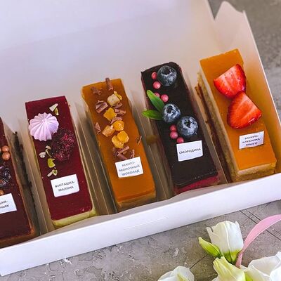 Набор нарезных пирожных в Tortterry по цене 1300