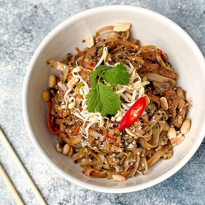 Рисовая лапша с курицей и овощами в Food market skolkovo по цене 520 ₽