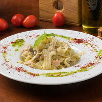 Феттуччине с лососем и сыром дорблю в Лимончини