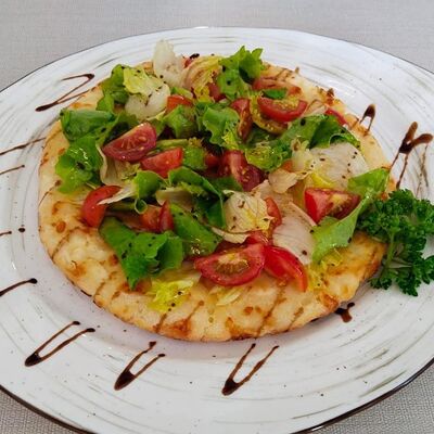 Сырная лепешка с маринованными помидорамив Марсель кафе-кондитерская по цене 637 ₽