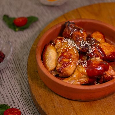 Куриные крылышки BBQ в Хан Булак по цене 450 ₽