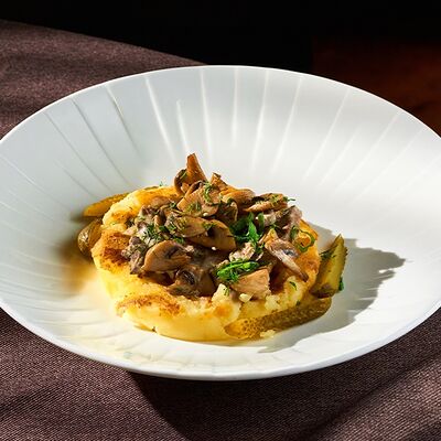 Бефстроганов с картофельным пюре в База по цене 1150 ₽