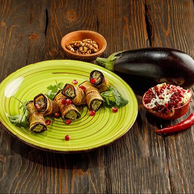 Рулетики из баклажан с орехами в Гоча по цене 395 ₽