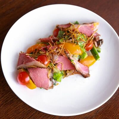 Салат с говядиной пастрами в Каравелла по цене 390 ₽