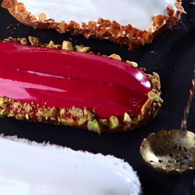 Эклер ягодный в Белая черешня по цене 210 ₽