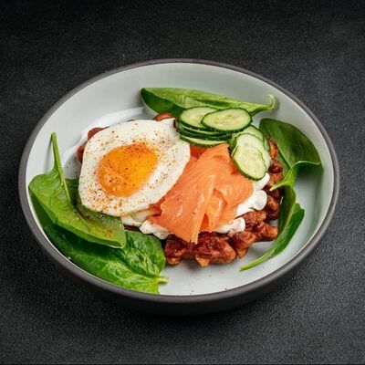 Картофельная вафля, лосось и глазунья в Техникум по цене 690 ₽