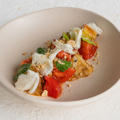 Салат с хрустящим баклажаном и моцареллой в Bistro Pizzateca 9.8 по цене 800 ₽