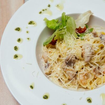 С цыпленком и грибами в Йохан-Пивохан по цене 723 ₽