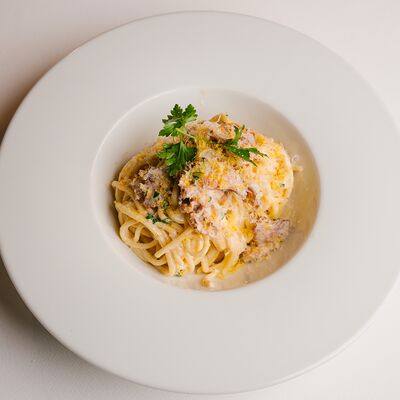Спагетти А-ля Карбонара с беконом и боттаргой из желтка в Круча по цене 1020 ₽