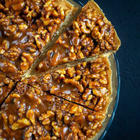 Карамельный пирог с грецкими орехами в Japan Corner