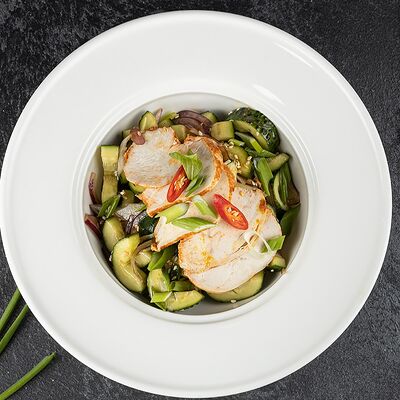 Салат Азиатский с курицей в Пицца и Паста по цене 755 ₽