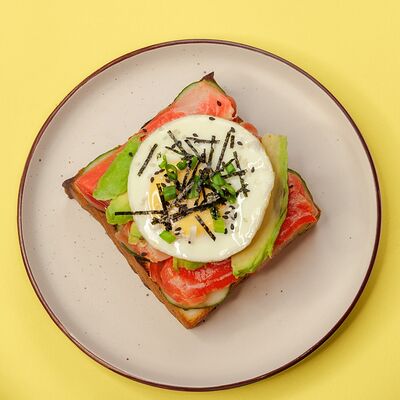 Бриош лосось-авокадо в Mornis Корейская кухня по цене 1035 ₽