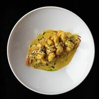 Тигровые креветки со спагетти из овощей в STG CAFE