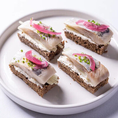 Сельдь на тостах с яблоком и соусом из хрена в Бистро Рыба Мечты по цене 550 ₽