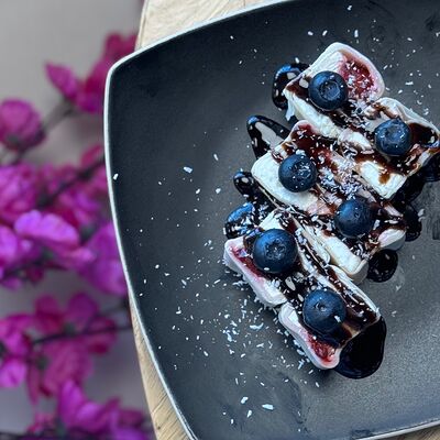 Сладкий ролл с клубникой в Сакура по цене 590 ₽