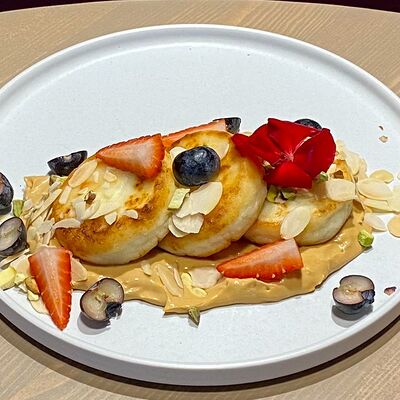 Сырники с муссом из вареной сгущенки в Raison D’être по цене 350 ₽