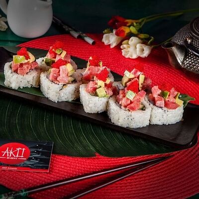 Ролл Изобилие с тунцом, тигровыми креветками и авокадо в ROLLS KING SUSHI KINGDOM по цене 1250 ₽