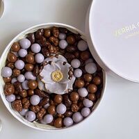 Ассорти фирменных драже с черной смородиной Lavender в Verria Chocolate - клубника в шоколаде