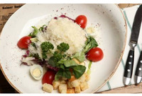 Салат Цезарь с тигровыми креветками в Имбирь