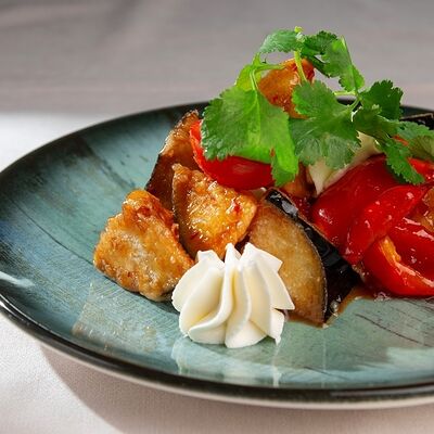 Теплый салат из баклажанов в Sarang по цене 515 ₽