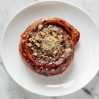 Улитка с финиковым кремом, кофейная карамель в KUZNYA Cafe