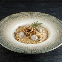 Ризотто с грибами и трюфельной пастой в Neft