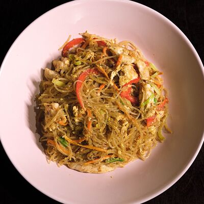 Рисовая лапша с курицей и яйцом в Эйнштейн Паб по цене 490 ₽