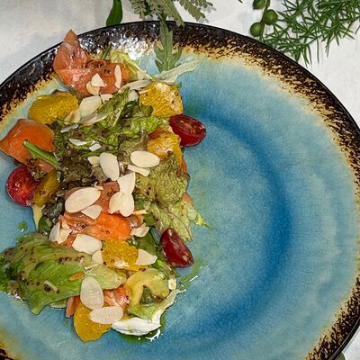 Салат со слабосоленым лососем и сегментами апельсинав Edateca по цене 750 ₽