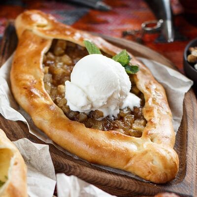 Хачапури с яблокомв Аджика по цене 566 ₽